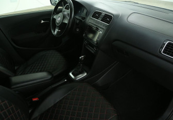Подержанный автомобиль Volkswagen Polo Sedan 2012 года (9 фото)