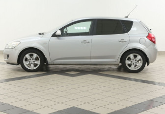 Подержанный автомобиль Kia Ceed Hatchback 2009 года (7 фото)