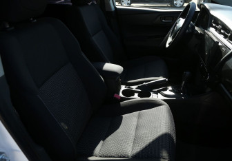 Подержанный автомобиль Toyota Auris Hatchback 2015 года (10 фото)