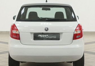 Подержанный автомобиль Skoda Fabia Hatchback 2014 года (3 фото)