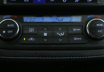 Подержанный автомобиль Toyota RAV4 2017 года (20 фото)