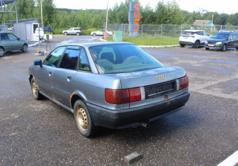 Подержанный автомобиль Audi 80 Sedan 1990 года (5 фото)