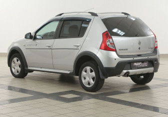 Подержанный автомобиль Renault Sandero 2014 года (2 фото)