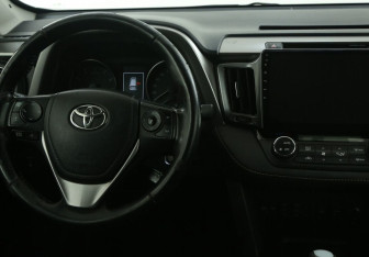 Подержанный автомобиль Toyota RAV4 2016 года (14 фото)