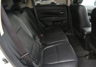 Подержанный автомобиль Mitsubishi Outlander 2015 года (11 фото)