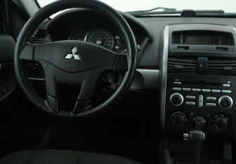 Подержанный автомобиль Mitsubishi Galant Sedan 2006 года (14 фото)