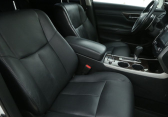 Подержанный автомобиль Nissan Teana 2014 года (10 фото)