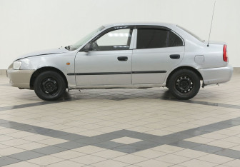 Подержанный автомобиль Hyundai Accent Sedan 2004 года (7 фото)