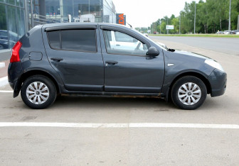 Подержанный автомобиль Renault Sandero 2010 года (7 фото)