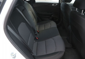 Подержанный автомобиль Kia Ceed Hatchback 2022 года (16 фото)