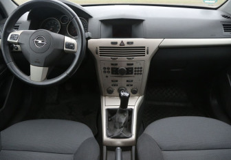 Подержанный автомобиль Opel Astra Hatchback 2007 года (12 фото)