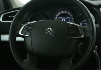 Подержанный автомобиль Citroen C4 Sedan 2013 года (16 фото)