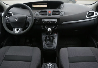 Подержанный автомобиль Renault Scenic 2010 года (12 фото)