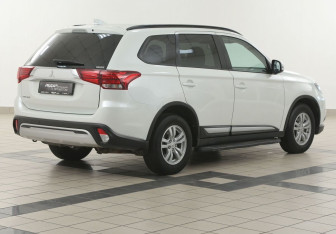 Подержанный автомобиль Mitsubishi Outlander 2022 года (4 фото)