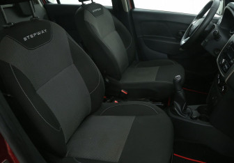 Подержанный автомобиль Renault Sandero 2020 года (10 фото)