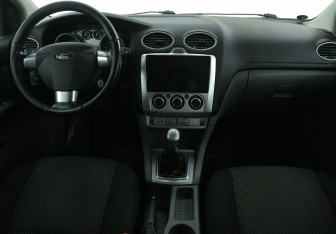 Подержанный автомобиль Ford Focus Hatchback 2011 года (12 фото)