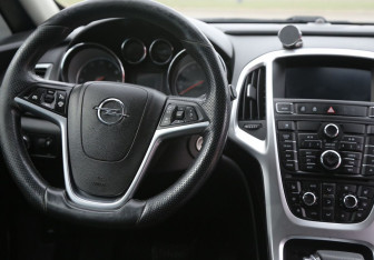 Подержанный автомобиль Opel Astra Hatchback 2013 года (14 фото)