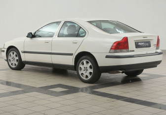 Подержанный автомобиль Volvo S60 2002 года (2 фото)