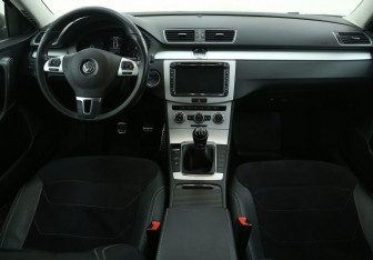 Подержанный автомобиль Volkswagen Passat Sedan 2012 года (12 фото)