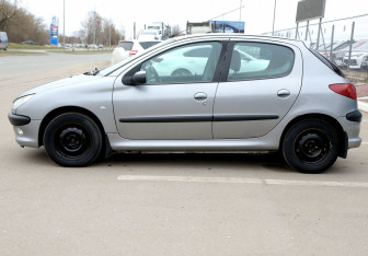 Подержанный автомобиль Peugeot 206 Hatchback 2004 года (8 фото)