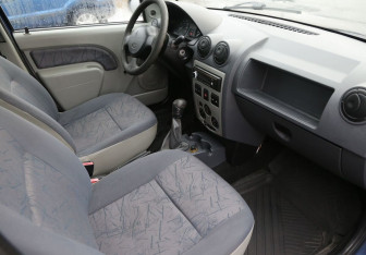 Подержанный автомобиль Renault Logan Sedan 2005 года (9 фото)