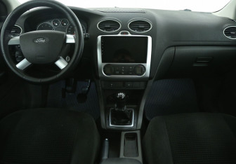 Подержанный автомобиль Ford Focus Sedan 2006 года (12 фото)