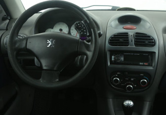 Подержанный автомобиль Peugeot 206 Hatchback 2004 года (14 фото)
