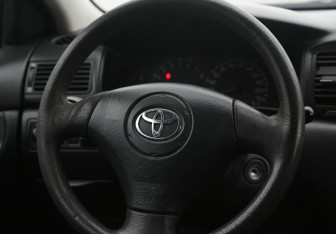Подержанный автомобиль Toyota Corolla Sedan 2003 года (16 фото)