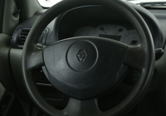 Подержанный автомобиль Renault Symbol 2004 года (16 фото)