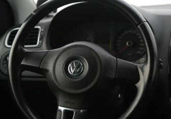 Подержанный автомобиль Volkswagen Polo Sedan 2014 года (16 фото)