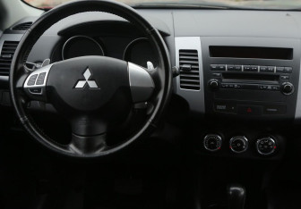 Подержанный автомобиль Mitsubishi Outlander 2011 года (14 фото)