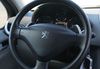 Подержанный автомобиль Peugeot 207 Hatchback 2008 года (16 фото)