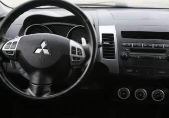 Подержанный автомобиль Mitsubishi Outlander 2008 года (14 фото)
