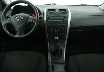 Подержанный автомобиль Toyota Corolla Sedan 2007 года (12 фото)