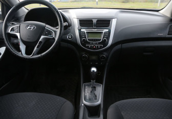Подержанный автомобиль Hyundai Solaris Hatchback 2012 года (12 фото)
