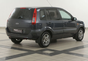 Подержанный автомобиль Ford Fusion 2008 года (4 фото)