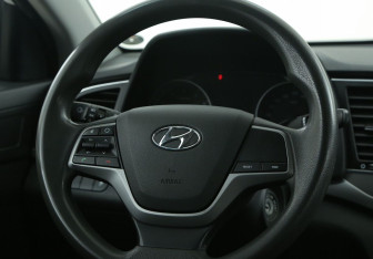 Подержанный автомобиль Hyundai Elantra Sedan 2016 года (16 фото)