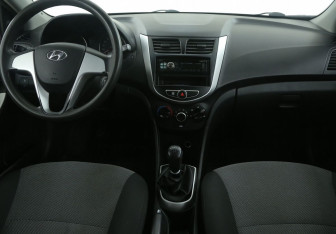 Подержанный автомобиль Hyundai Solaris Sedan 2011 года (12 фото)