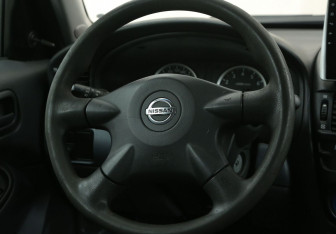 Подержанный автомобиль Nissan Almera Hatchback 2004 года (16 фото)