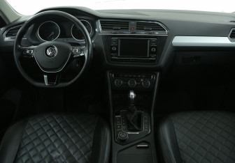 Подержанный автомобиль Volkswagen Tiguan 2017 года (12 фото)