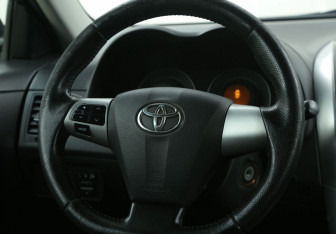 Подержанный автомобиль Toyota Corolla Sedan 2012 года (16 фото)