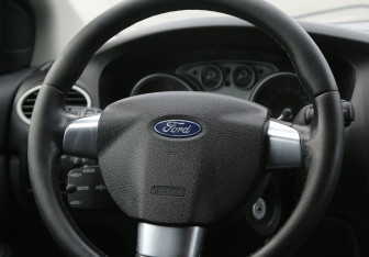Подержанный автомобиль Ford Focus Sedan 2011 года (16 фото)