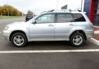 Подержанный автомобиль Mitsubishi Outlander 2004 года (8 фото)