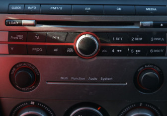 Подержанный автомобиль Mazda 3 Hatchback 2006 года (15 фото)