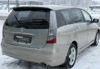 Подержанный автомобиль Mitsubishi Grandis 2006 года (8 фото)