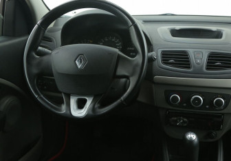 Подержанный автомобиль Renault Fluence 2012 года (14 фото)