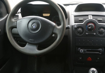 Подержанный автомобиль Renault Megane Sedan 2007 года (14 фото)