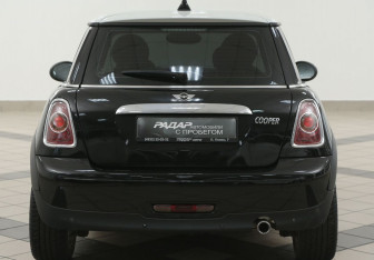 Подержанный автомобиль MINI Hatch 2011 года (3 фото)