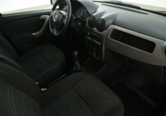 Подержанный автомобиль Renault Logan Sedan 2011 года (9 фото)