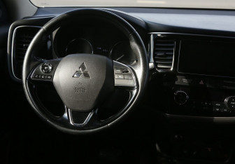 Подержанный автомобиль Mitsubishi Outlander 2018 года (14 фото)